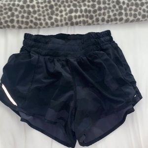 lulu lemon size 2 camo hotty hots